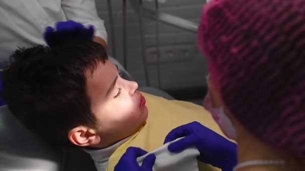 Крупним Планом Хлопчик Підліток Кафедрі Стоматології Отримує Лікування Зубів Сучасній — стокове відео