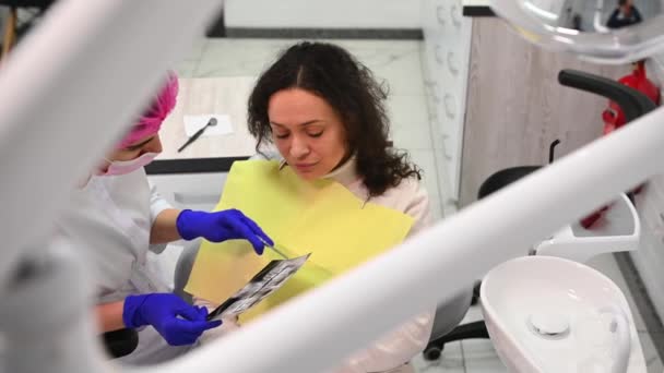 View Modern Dental Equipment Female Dentist Surgeon Pointing Explorer Teeth — 비디오