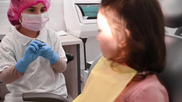 小女孩玩牙医 在牙医办公室互相治疗 儿科牙科学 熟悉未来职业的概念 — 图库视频影像