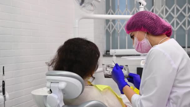 Dentist Doctor Shows Ray Film Teeth Female Patient Sitting Dentists — Vídeos de Stock