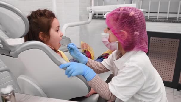 Little Kids Girls Playing Dentist Hygienist Treating Each Other Doing — Video