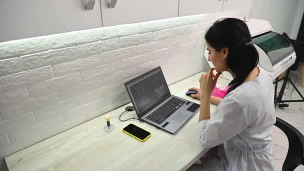 Жіночий Лікар Стоматолог Радіолог Білому Медичному Пальто Працює Ноутбуці Панорамною — стокове відео