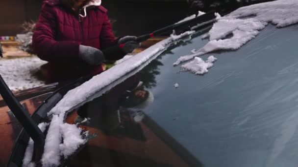 Tampilan Close Dari Pengemudi Wanita Menggores Salju Dari Kaca Depan — Stok Video