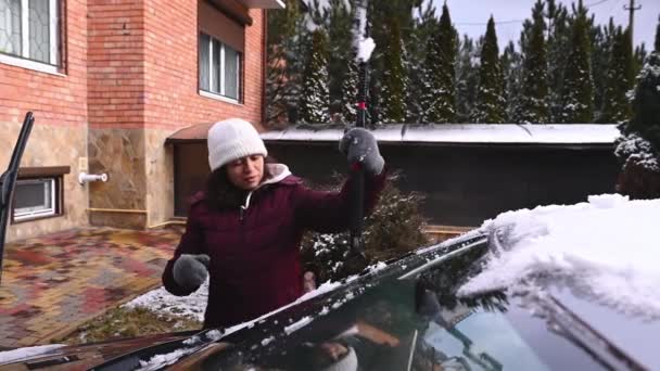 Wanita Paruh Baya Dengan Pakaian Hangat Menyiapkan Mobilnya Untuk Perjalanan — Stok Video