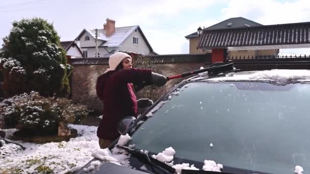 Багатоетнічна Жінка Водій Очищає Сніг Від Своєї Машини Перед Зимовою — стокове відео