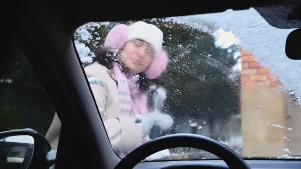 View Car Interior Woman Driver Using Automobile Brush Ice Scraper — 图库视频影像