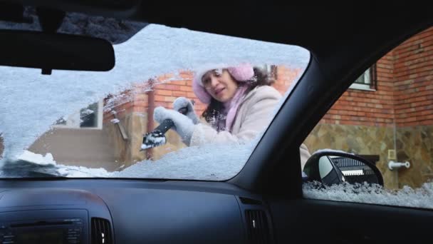 Widok Nowoczesnego Wnętrza Samochodu Przez Pokryte Śniegiem Przednie Okno Kobieta — Wideo stockowe