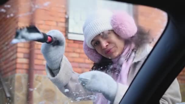 Eltakarítja Havat Autóból Láthatóság Érdekében Télen Kilátás Első Ablakon Vagy — Stock videók
