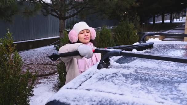 Woman Using Automobile Brush Sweeping Snow Her Car Winter Snowfall — 图库视频影像