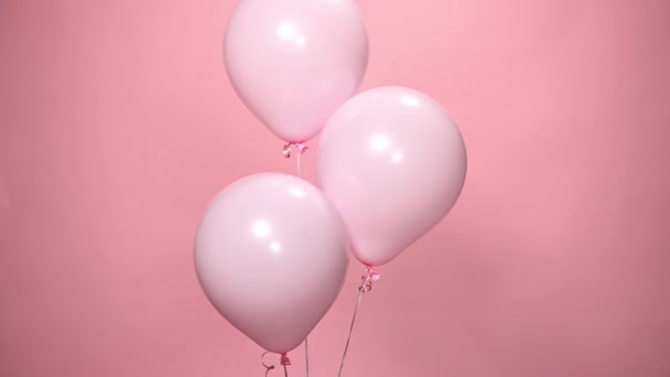 ピンクのパステルバルーンの束とモノクロームはまだ生活 誕生日パーティーやお祝いイベントのためのオブジェクト ピンクの色の背景に隔離されました 霜降りのインフレータブル気球は離陸できません 広告スペースのコピー — ストック動画