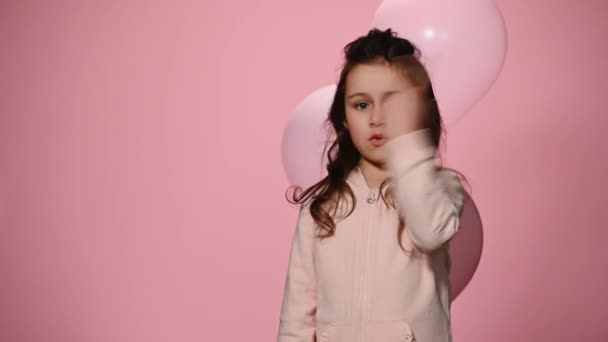 Счастливый Ребенок Именинница Розовыми Пастельными Надувными Шариками Считая Раз Два — стоковое видео