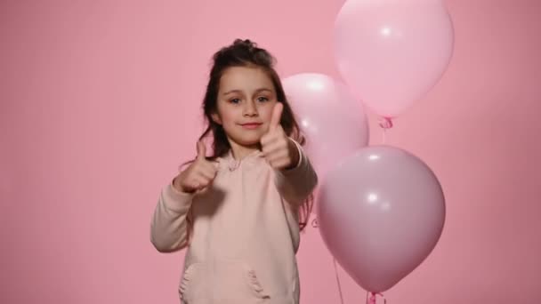 Vrolijke Schattige Blanke Kleine Meisje Naast Helium Ballonnen Staan Uiten — Stockvideo
