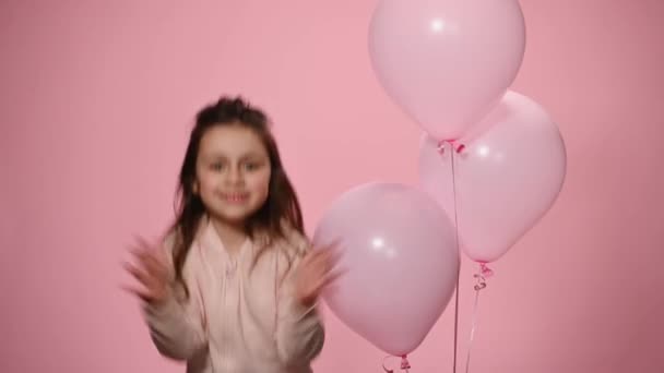 Heerlijk Vrolijk Klein Meisje Roze Pastelkledij Klappend Haar Handen Springend — Stockvideo