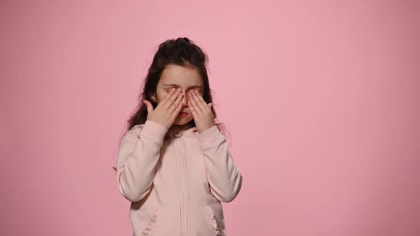 Очаровательная Маленькая Девочка Закрывает Глаза Руками Тех Пор Пока Гелиевые — стоковое видео
