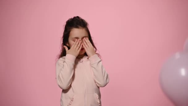 Очаровательная Маленькая Девочка Закрытыми Глазами Радуется Подарку Розовых Пастельных Гелиевых — стоковое видео