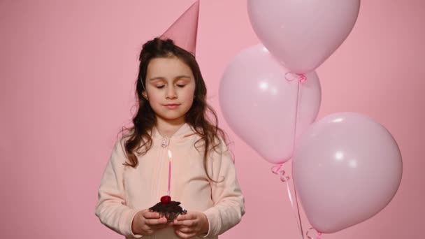 Восхитительная Милая Маленькая Девочка Праздничной Шапочке Задувает Свечу Шоколадном Торте — стоковое видео