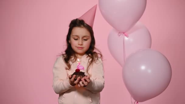 Szelektív Összpontosítás Csokitorta Kezében Elmosódott Gyönyörű Születésnapi Lány Hogy Dédelgetett — Stock videók