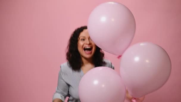 Счастливая Многонациональная Женщина Среднего Возраста Голубой Рубашке Появляющаяся Надувными Розовыми — стоковое видео