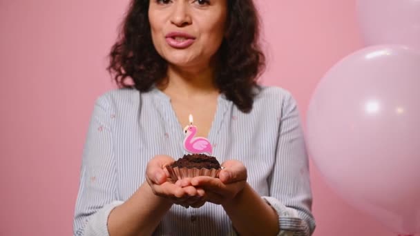 Крупный План Рук Размытой Женщины Держащей Торт День Рождения Загадывающей — стоковое видео