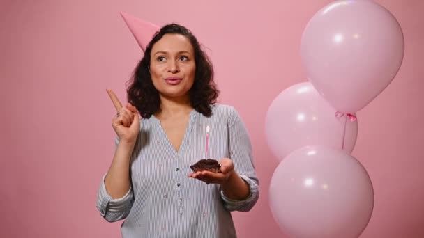 Entzückende Frau Mit Festlicher Mütze Die Ihre Wünsche Aufzählt Pläne — Stockvideo