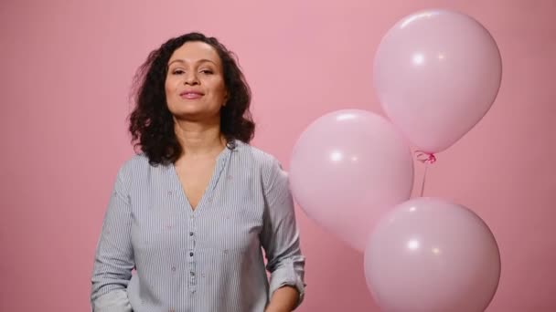 Mooie Aantrekkelijke Etnische Vrouw Tonen Camera Een Roze Hartvormige Geschenkdoos — Stockvideo
