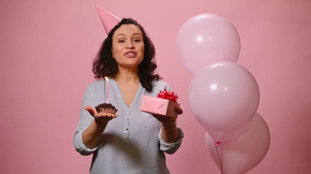 Charming Woman Birthday Cap Congratulating You Birthday Party Holding Cake — Vídeos de Stock
