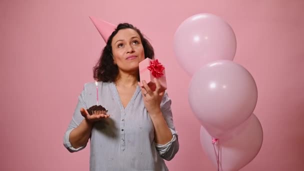 Attraktiv Medelålders Kvinna Födelsedagshatt Håller Presentförpackning Med Glad Överraskning Gör — Stockvideo