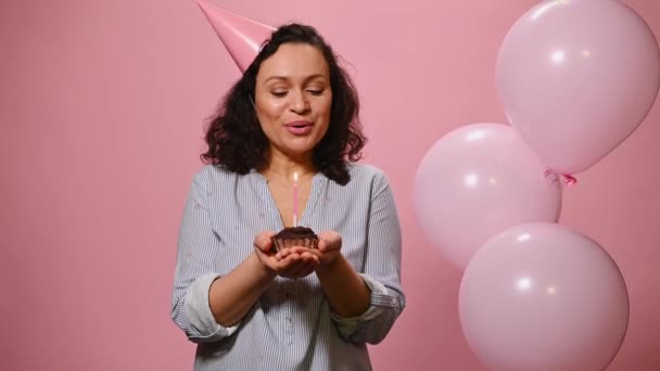 Delightful Gorgeous Middle Aged Woman Birthday Cap Holding Chocolate Cupcake — Stockvideo