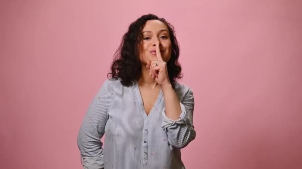 Attraente Donna Afroamericana Positiva Che Mostra Segno Silenzio Ammiccando Presentando — Video Stock