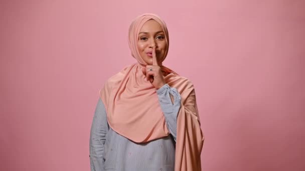 Affascinante Donna Etnia Mediorientale Con Testa Ricoperta Hijab Rosa Che — Video Stock