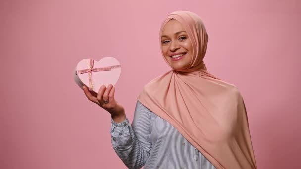 Mezinárodní Den Žen Neuvěřitelná Muslimská Žena Hlavou Pokrytou Hidžábem Raduje — Stock video