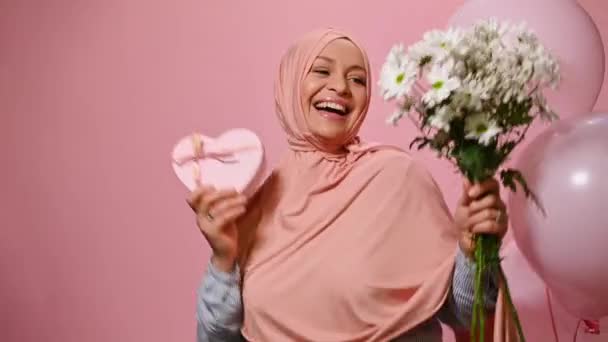 Attraente Donna Musulmana Mediorientale Moderna Hijab Con Una Scatola Regalo — Video Stock