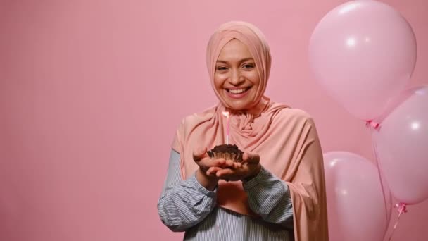 Hermosa Mujer Árabe Musulmana Moderna Elegante Hijab Rosa Pidiendo Deseo — Vídeo de stock