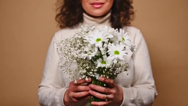Vista Perto Buquê Fresco Flores Brancas Primavera Nas Mãos Mulher — Vídeo de Stock