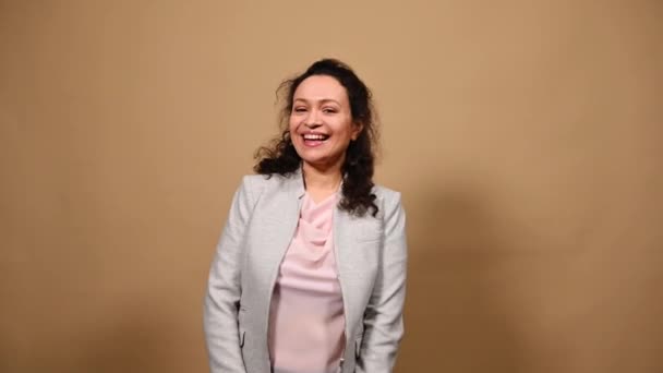 Впевнена Латиноамериканська Жінка Середнього Віку Формальному Одязі Посміхаючись Зубатою Посмішкою — стокове відео