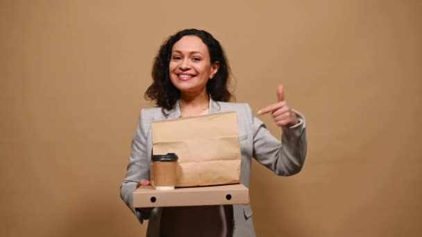 Multitasking Hezká Žena Drží Lahodnou Pizzu Lepenkové Ploché Krabici Pití — Stock video