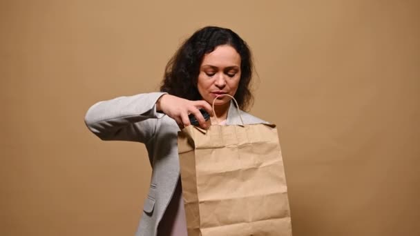 Mulher Multi Étnica Consciente Meia Idade Cliente Consciente Embalagem Alimentos — Vídeo de Stock