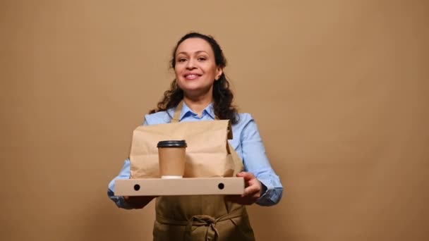 Usmívající Servírka Kuchařské Zástěře Nesoucí Jídlo Sebou Papírové Krabici Nádobách — Stock video