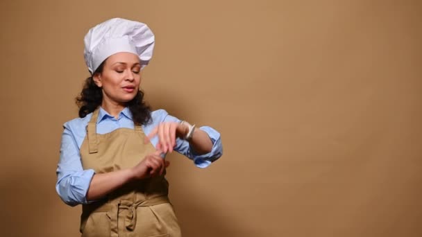 Повар Женщина Проверяет Время Наручных Часах Доставляет Свежую Горячую Еду — стоковое видео