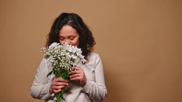Charming Elegant Feminine Middle Aged Multi Ethnic Woman Receives Flowers — Wideo stockowe