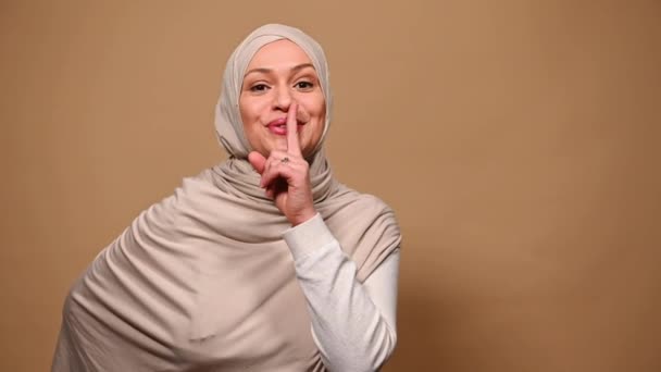 Středovýchodní Muslimská Hezká Žena Ukazuje Znamení Mlčení Roztomile Usmívá Drží — Stock video