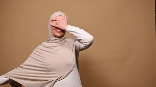 Charminh Arab Muslim Woman Covers Her Eyes Joyfully Laughs While — Stockvideo
