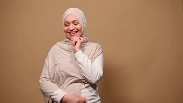Smiling Confident Middle Aged Arab Muslim Woman Head Covered Beige — 图库视频影像
