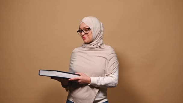 Encantadora Mujer Musulmana Oriente Medio Con Ropa Casual Gafas Elegantes — Vídeo de stock