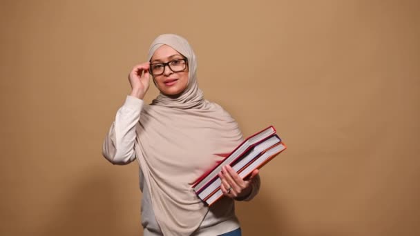 Mulher Muçulmana Árabe Meia Idade Agradável Com Cabeça Coberta Com — Vídeo de Stock