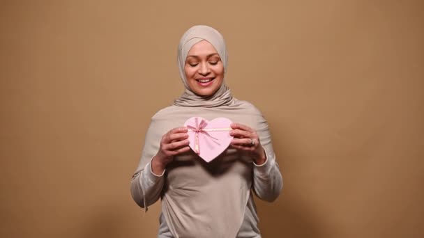 Middle Eastern Muslim Woman Head Covered Beige Hijab Smiling Looking — 图库视频影像