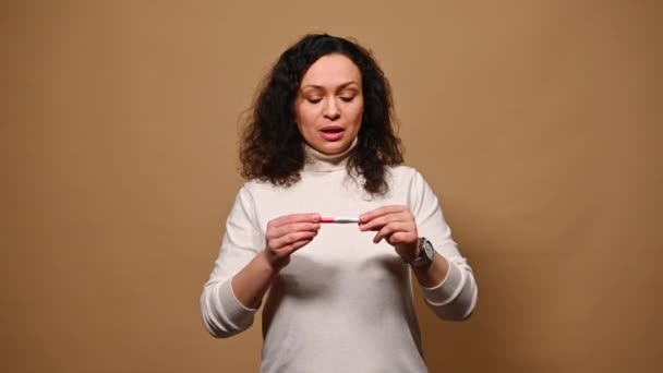 Ångestfylld Medelålders Kvinna Gör Graviditetstest Uttrycker Lycka Och Positiva Känslor — Stockvideo