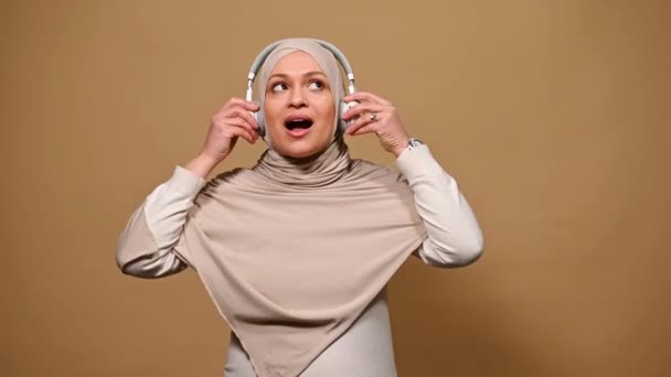 Beautiful Positive Middle Eastern Muslim Woman Head Covered Beige Hijab — Vídeos de Stock