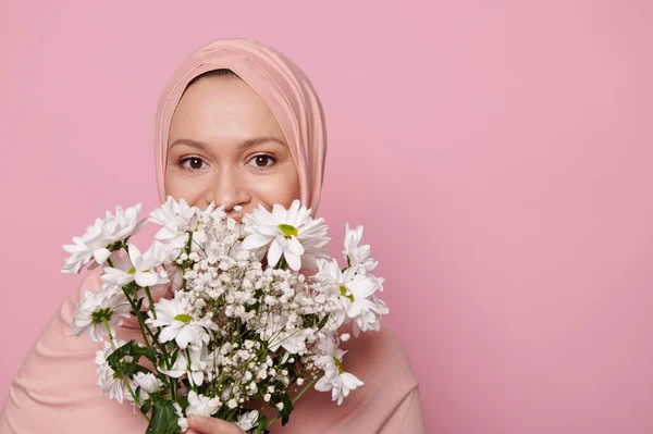 Elegante Muslimin Aus Dem Nahen Osten Gekleidet Einen Rosafarbenen Hijab — Stockfoto