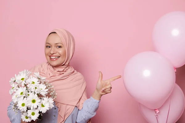 Arabische Muslimin Mittleren Alters Schöne Frau Trägt Einen Rosafarbenen Hijab — Stockfoto